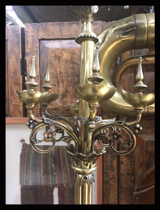 II.899 PAR DE CANDELABROS ALTOS DE BRONCE