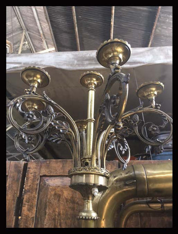 II.899 PAR DE CANDELABROS ALTOS DE BRONCE