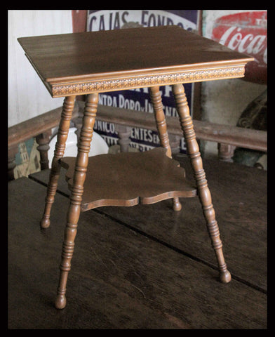 I.101 MESA LATERAL CON PATAS DE ESPIRAL