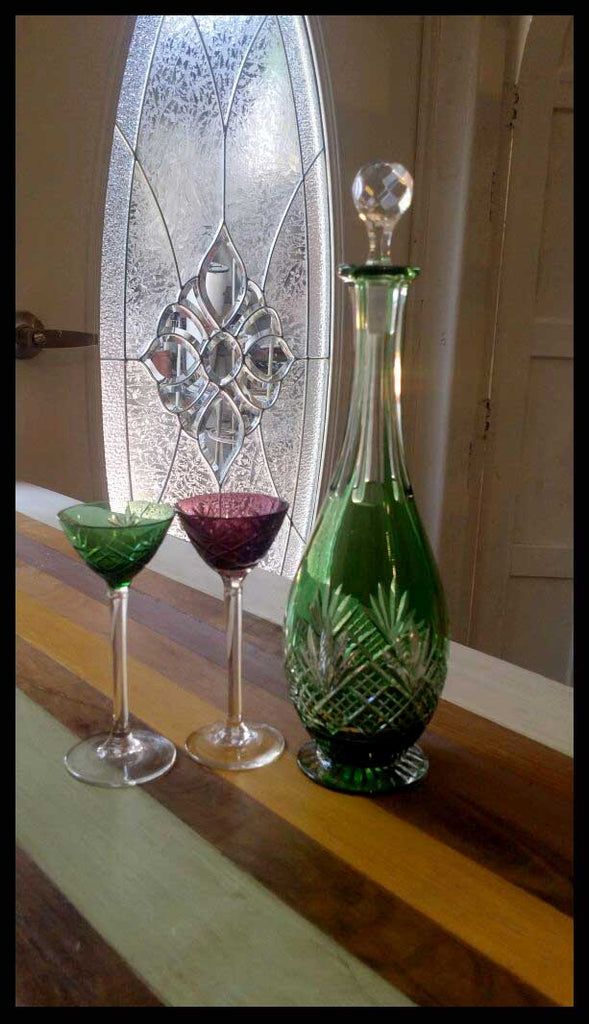 II.912 JUEGO BOTELLA Y DOS COPAS DE CRISTAL