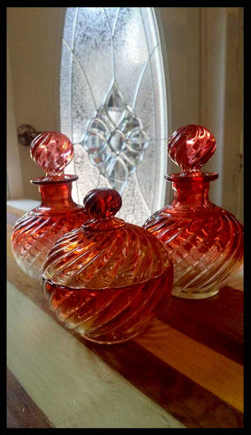 II.911 BOTELLAS ROJAS DE TOCADOR