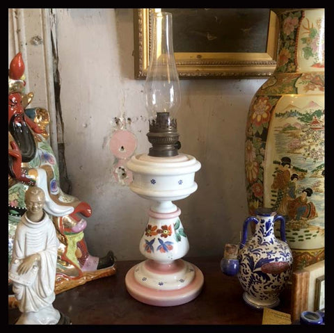 II.868 LÁMPARA A PARAFINA PINTADA A MANO