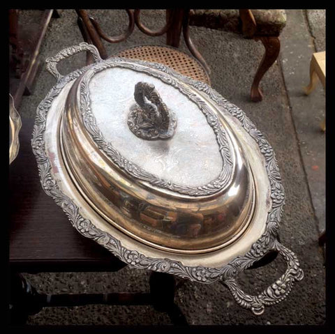 II.873 FUENTE CON TAPA DE PLAQUÉ