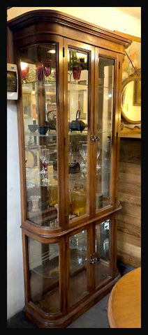 I.1318 VITRINA CÓNCAVA DE ROBLE AMERICANO