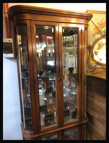 I.1318 VITRINA CÓNCAVA DE ROBLE AMERICANO