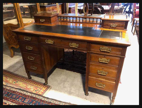 I.1646 ESCRITORIO CON CUBIERTA DE CUERO