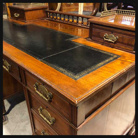I.1646 ESCRITORIO CON CUBIERTA DE CUERO