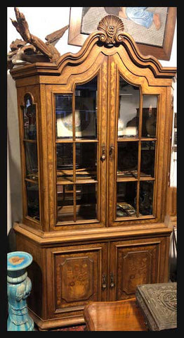 I.1649 MUEBLE VITRINA CON MARQUETERÍA