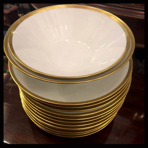 II.879 JUEGO DE 12 PLATOS Y DOS FUENTES BLANCO Y DORADO