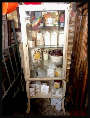 I.1326 VITRINA DE MÉDICO