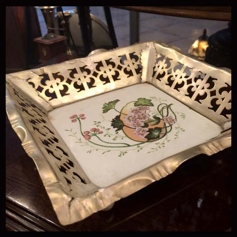 II.880 FUENTE CUADRADA CERÁMICA PINTADA Y PLAQUÉ