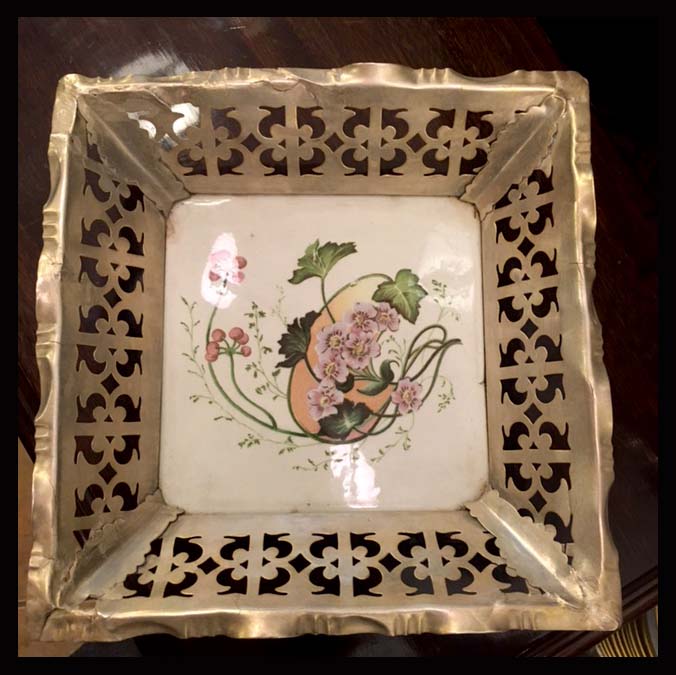 II.880 FUENTE CUADRADA CERÁMICA PINTADA Y PLAQUÉ