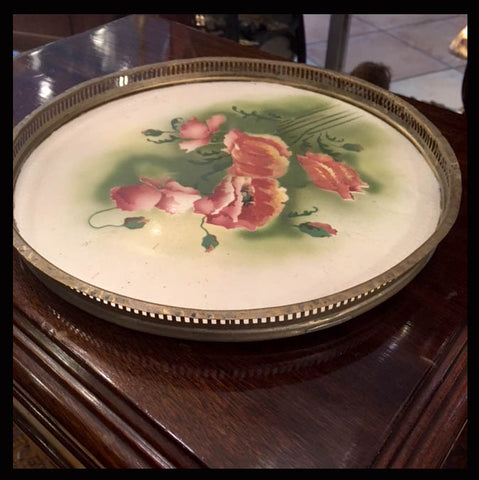 II.881 BANDEJA DE LOZA PINTADA CON BORDE DE PLAQUÉ