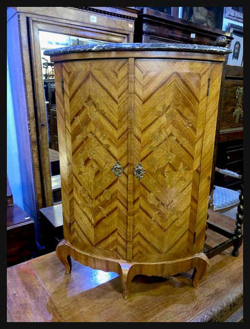 I.1653 ESQUINERO CON CUBIERTA DE MÁRMOL