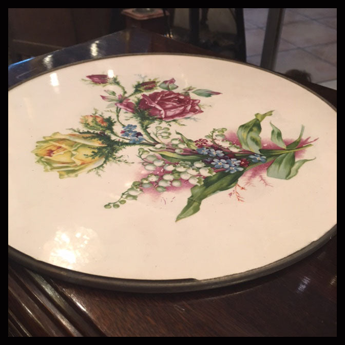 II.882 BANDEJA DE LOZA PINTADA CON BORDE DE PLAQUÉ