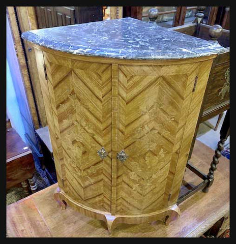 I.1653 ESQUINERO CON CUBIERTA DE MÁRMOL