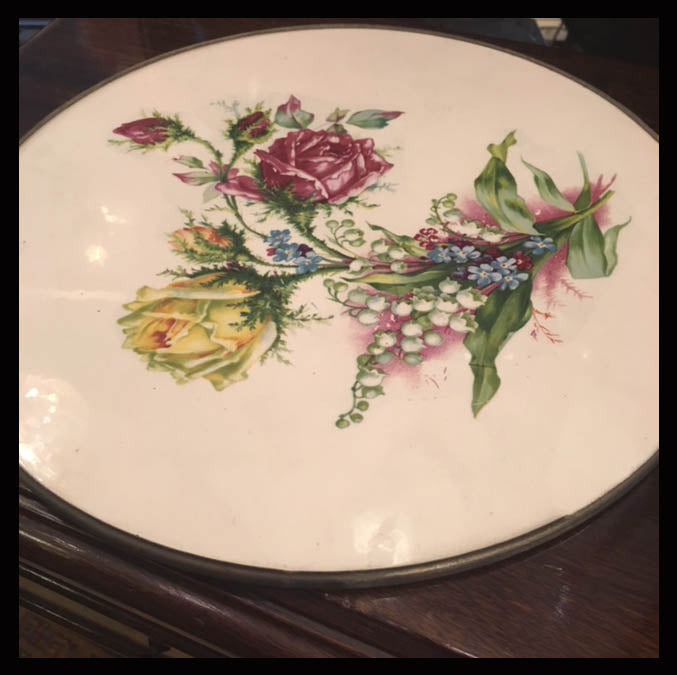 II.882 BANDEJA DE LOZA PINTADA CON BORDE DE PLAQUÉ