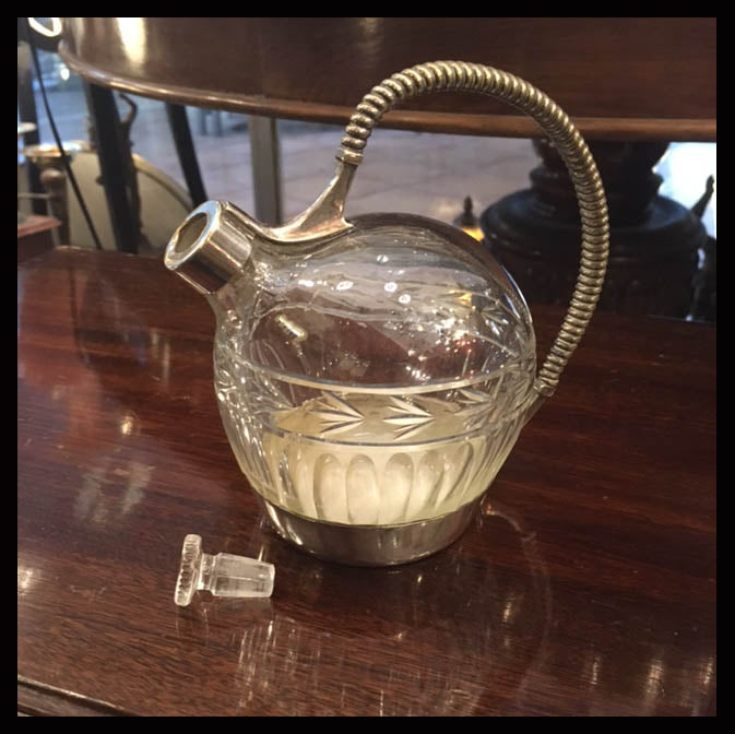 II.884 LICORERO ANTIGUO, USO COMO SALSERO