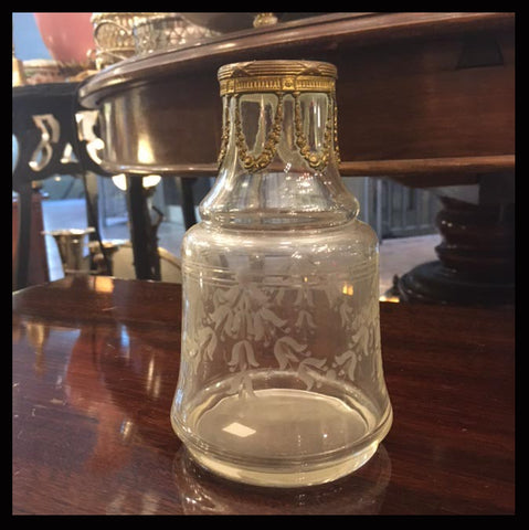 II.887 FLORERO CON BRONCE Y VIDRIO GRABADO