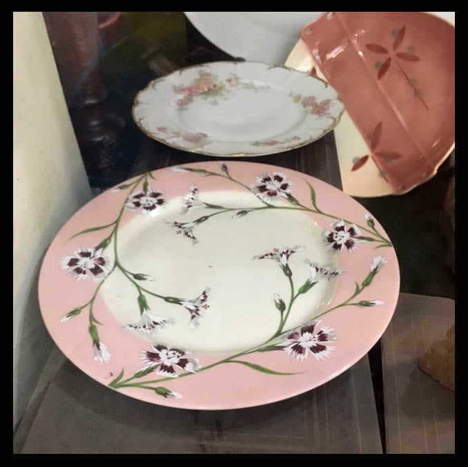 II.906 PLATO CON FLORES ROSADAS