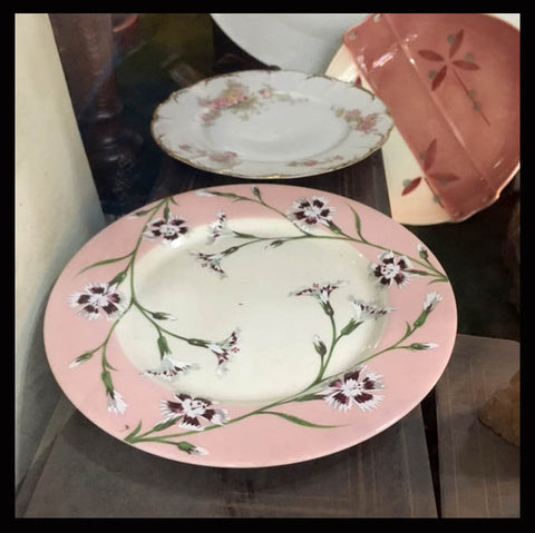 II.906 PLATO CON FLORES ROSADAS