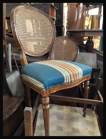 I.1342 JUEGO DE SILLAS DE MEDALLÓN