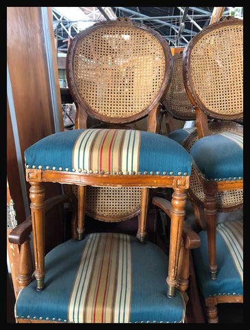 I.1342 JUEGO DE SILLAS DE MEDALLÓN