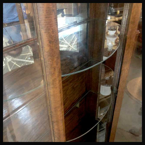 I.1346 VITRINA CURVA DE ROBLE AMERICANO