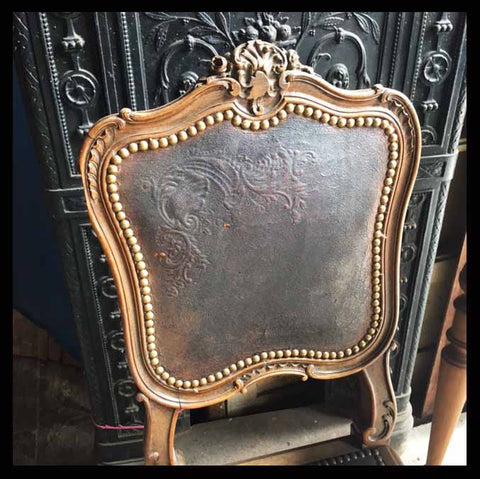 I.545 SILLA FRANCESA TALLADA CON TAPIZ DE CUERO