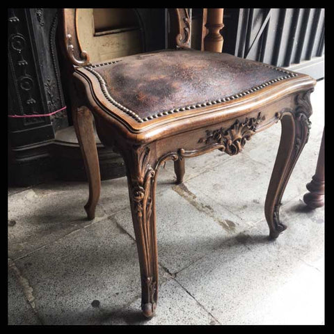 I.545 SILLA FRANCESA TALLADA CON TAPIZ DE CUERO