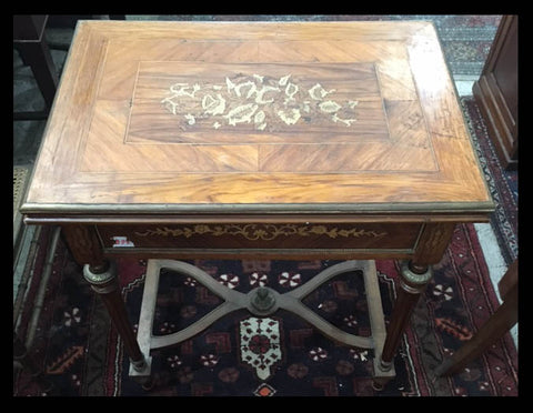 I.562 MESA DE JUEGO CON MARQUETERÍA