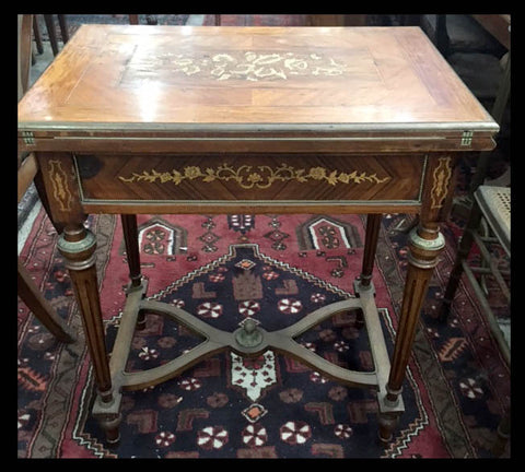 I.562 MESA DE JUEGO CON MARQUETERÍA