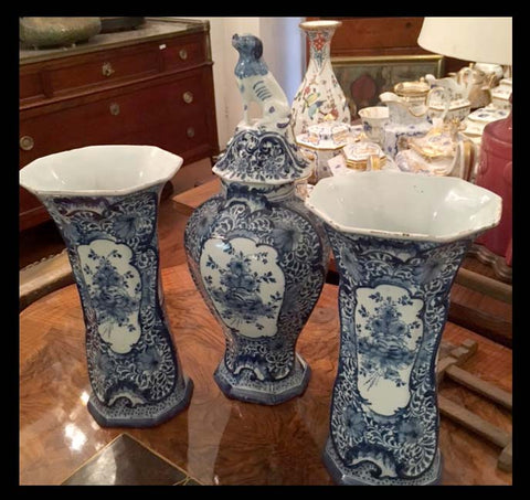 II.923 JUEGO TRES PIEZAS AZUL Y BLANCO