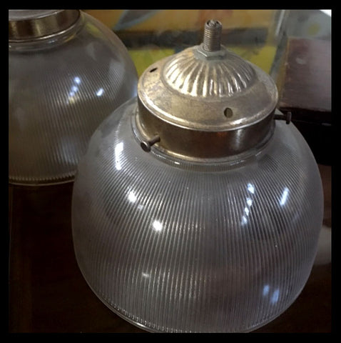 II.928 LÁMPARAS DE VIDRIO Y BRONCE