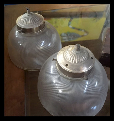 II.928 LÁMPARAS DE VIDRIO Y BRONCE