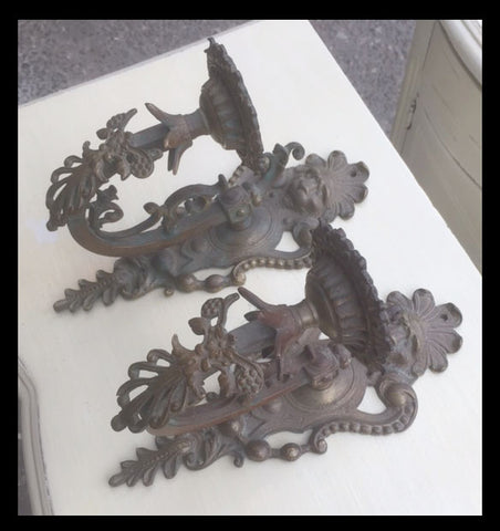 II.933 PAR DE APLIQUES DE BRONCE