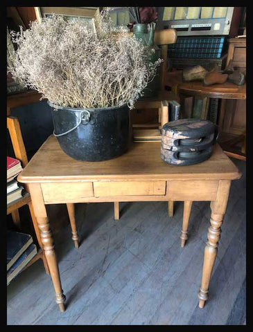 I.1395 MESITA CON CAJÓN