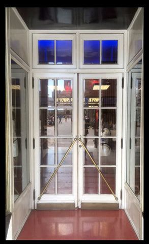 II.940 PAR DE PUERTAS DE VIDRIO BISELADO Y BRONCE