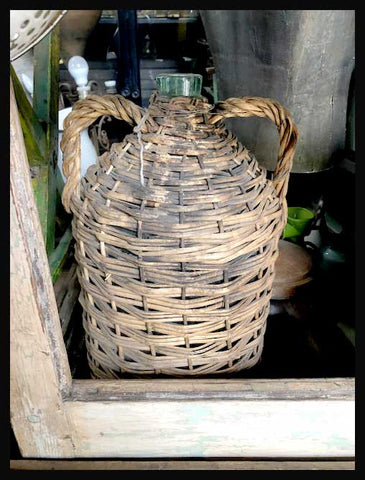 II.1935 GARRAFA CON MIMBRE