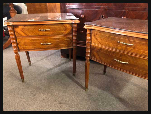 I.1685 PAR DE VELADORES