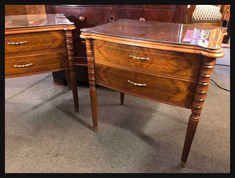 I.1685 PAR DE VELADORES