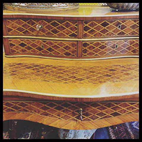 I.1045 ESCRITORIO CON MARQUETERÍA