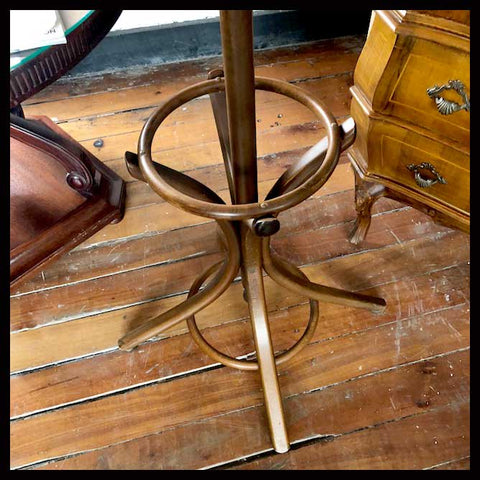 I.1049 PERCHERO DE HAYA