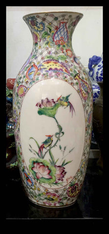 II.636 FLORERO DE PORCELANA