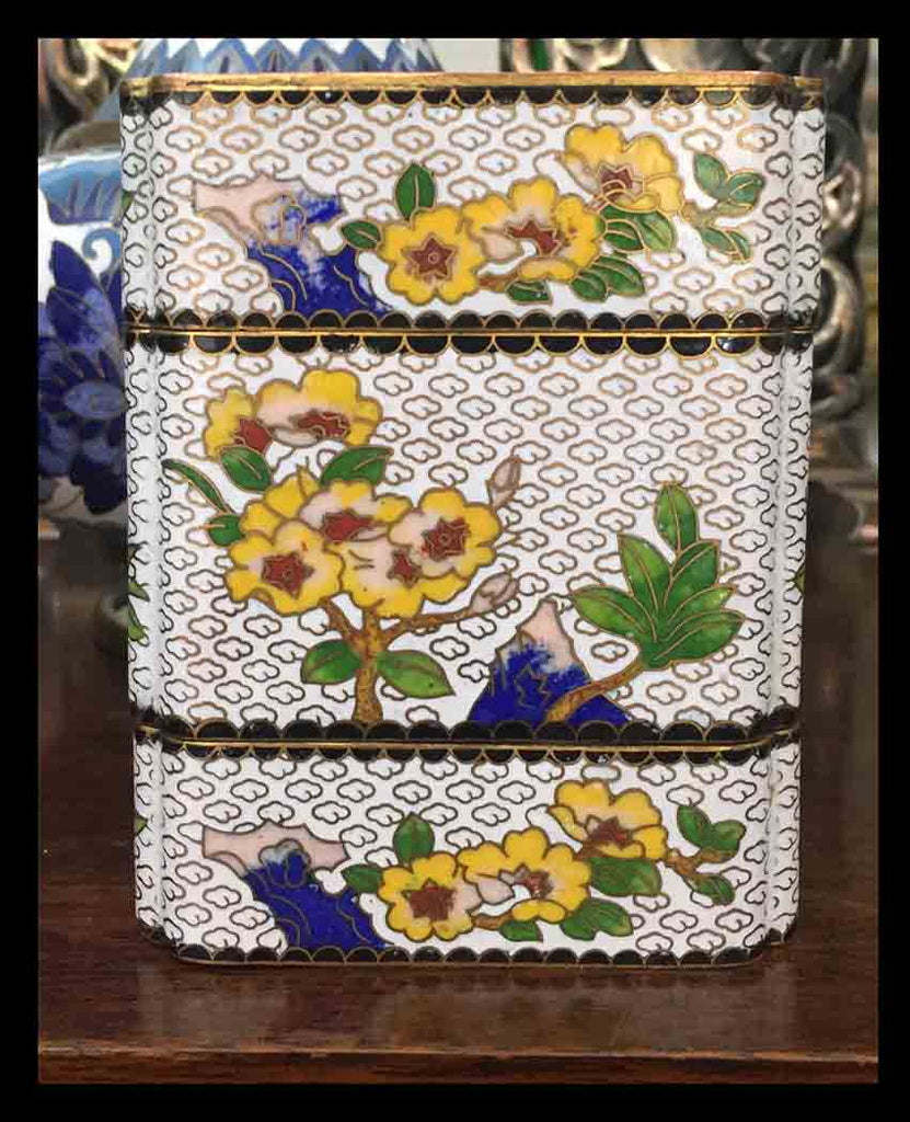 II.638 CAJITA DE TRES COMPARTIMENTOS DE CLOISONNÉ