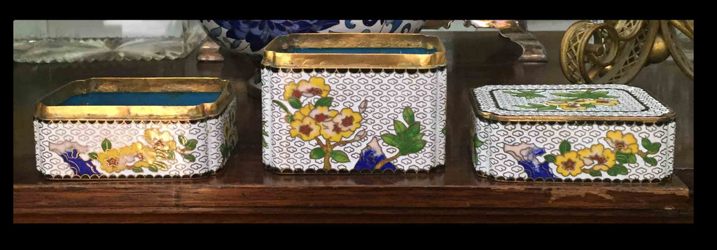 II.638 CAJITA DE TRES COMPARTIMENTOS DE CLOISONNÉ