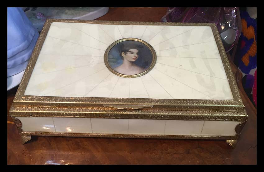 II.642 CAJITA MUSICAL