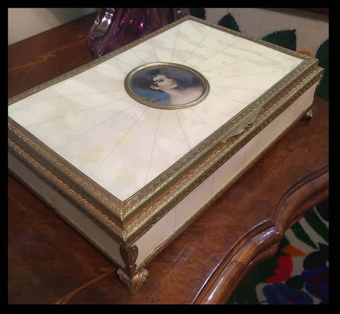 II.642 CAJITA MUSICAL