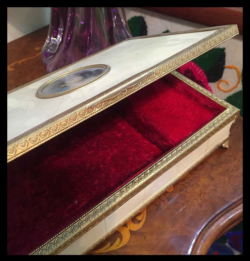 II.642 CAJITA MUSICAL