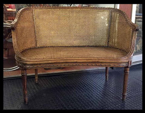 I.371 CANAPÉ DE CANÉ Y MADERA TALLADA